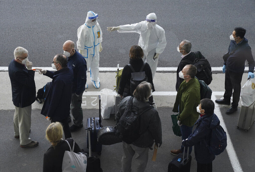APTOPIX Virus Outbreak China Investigators